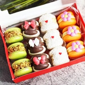 Custom 12 Macaron Box